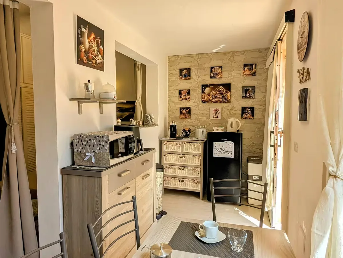 Cucina e zona pranzo di Sardesidence