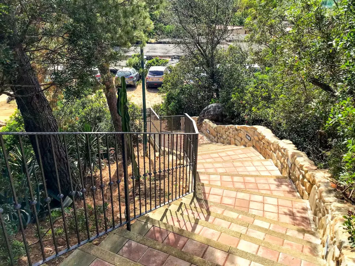 Accesso al parcheggio privato coperto del residence